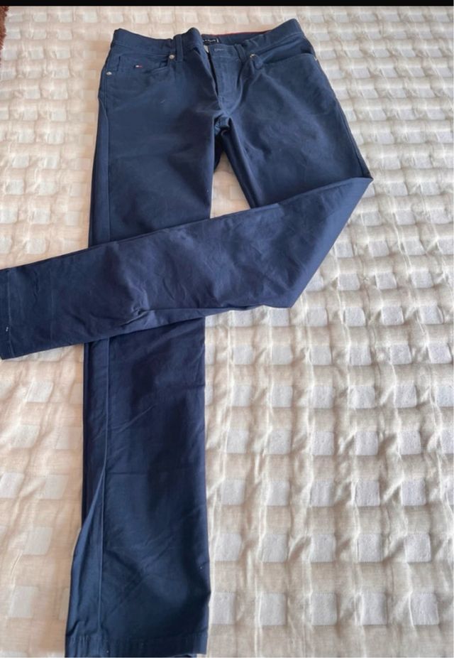 Pantalón azul marino.