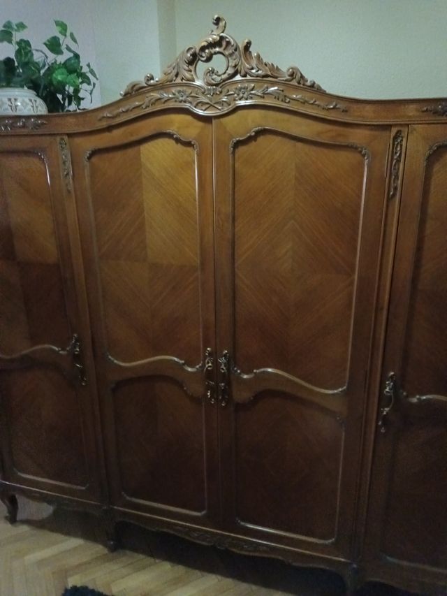 Armario de madera marrón