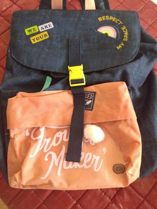 Mochila azul y naranja con parches