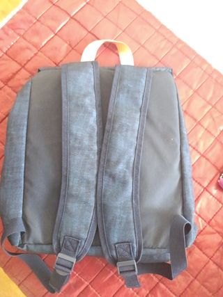 Mochila azul y naranja con parches