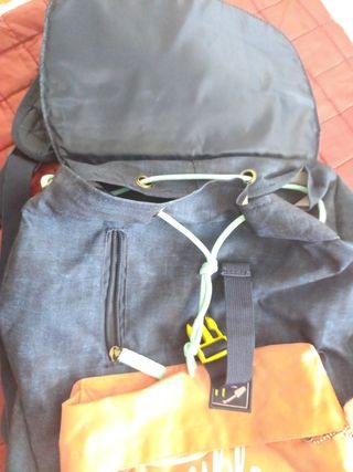 Mochila azul y naranja con parches