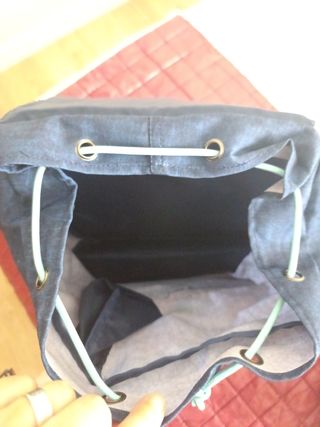 Mochila azul y naranja con parches