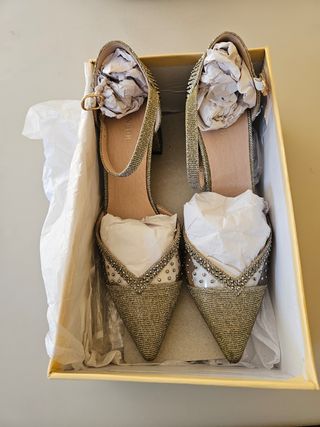 Zapatos de fiesta dorados con pedrería