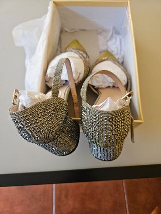 Zapatos de fiesta dorados con pedrería