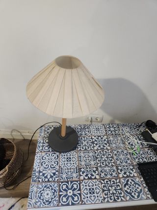 Lámpara de mesa IKEA tela y madera