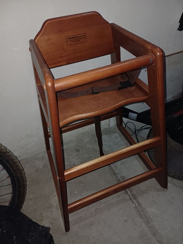 Trona de madera para bebé