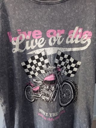 Camiseta gris con estampado de moto