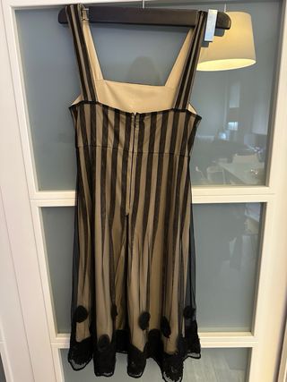 Vestido de fiesta beige y negro