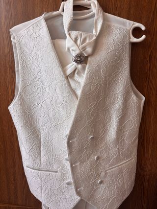 Traje de Novio Blanco con Pedrería