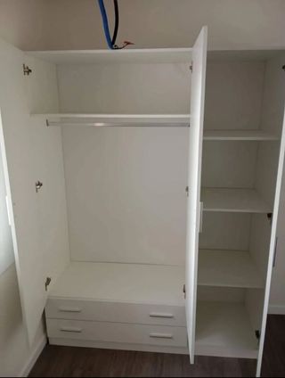 Armario blanco de madera