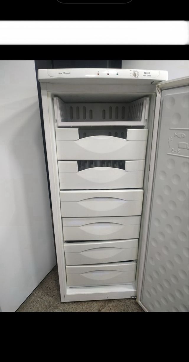 Congelador vertical Pool 134x55cm 7 cajones