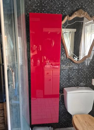 Mueble de baño rojo