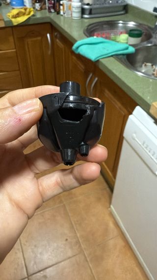 Pieza de plástico negra rota
