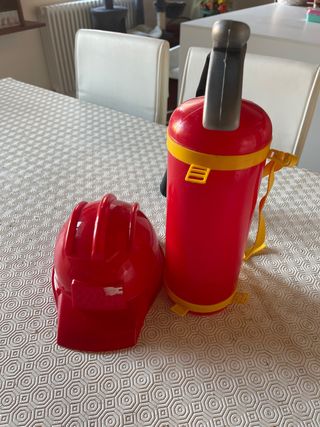 Gioco pompiere elmetto e estintore