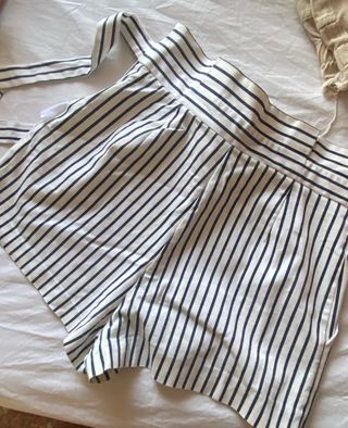 Bermudas de rayas negras y blancas