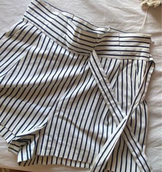 Bermudas de rayas negras y blancas