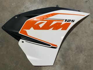 Tapa lateral derecha KTM RC 125 