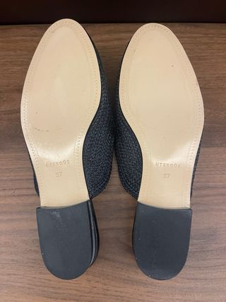 Mules Uterque negras con detalle dorado