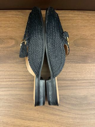 Mules Uterque negras con detalle dorado