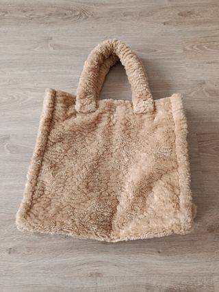 Bolso de peluche beige Stradivarius