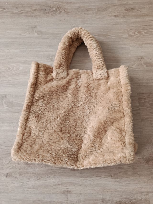 Bolso de peluche beige Stradivarius
