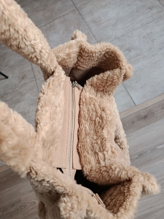 Bolso de peluche beige Stradivarius