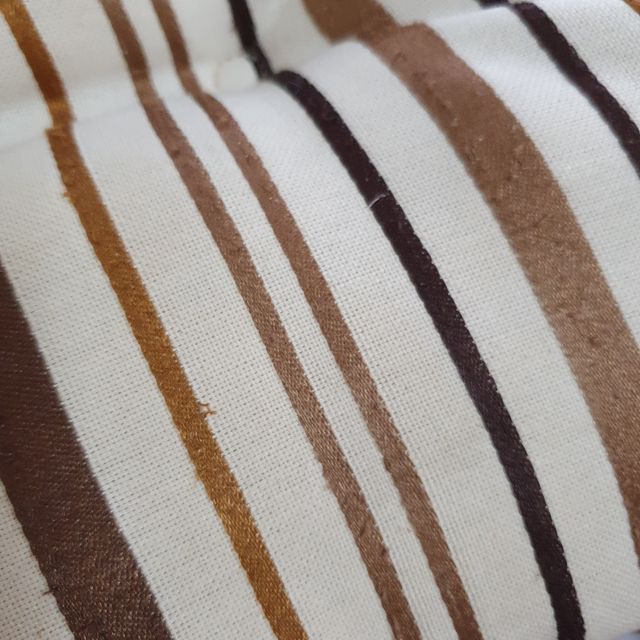 Cojín de rayas beige y marrón