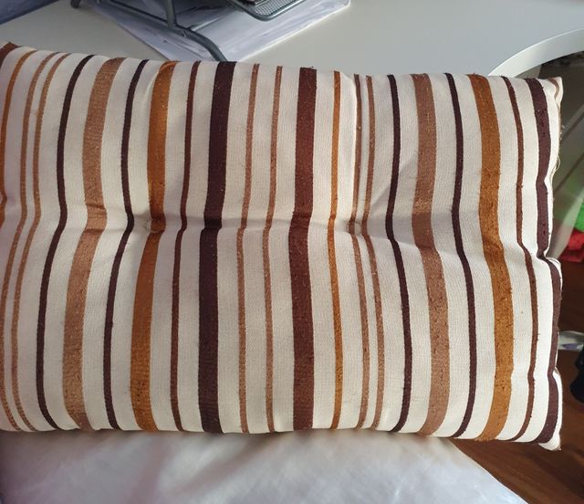Cojín de rayas beige y marrón