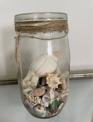 Vaso decorativo con conchiglie e coralli
