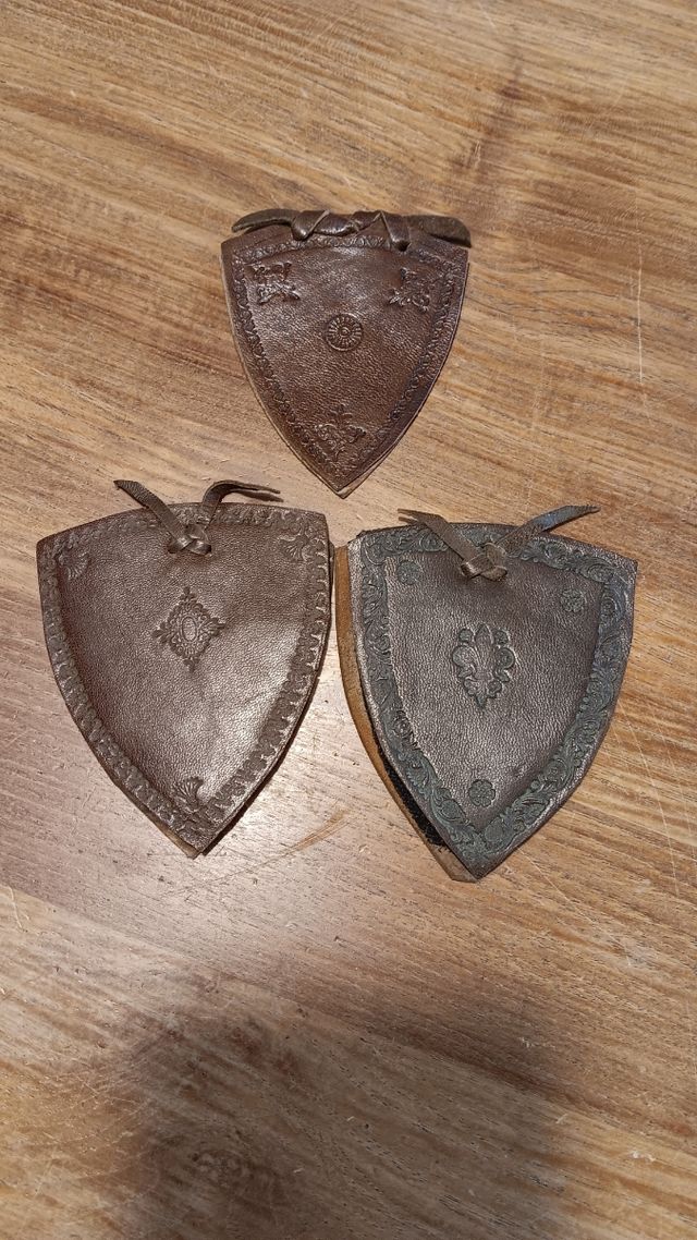 Gagliardetto in cuoio decorato