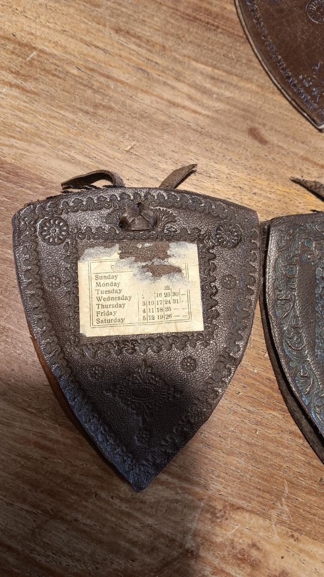 Gagliardetto in cuoio decorato