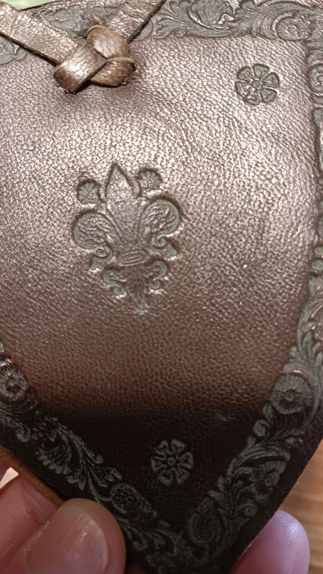 Gagliardetto in cuoio decorato