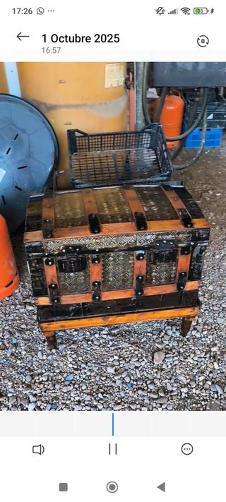 Baúl antiguo labrado restaurado de madera y metal
