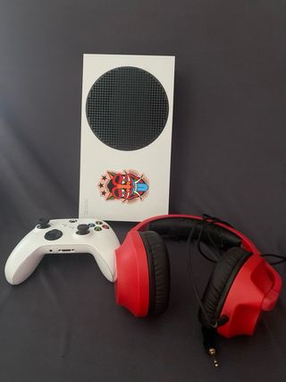 Xbox Serie S bianca con controller e cuffie