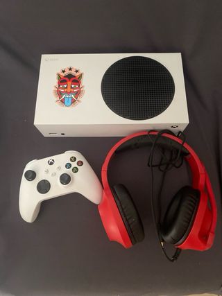 Xbox Serie S bianca con controller e cuffie
