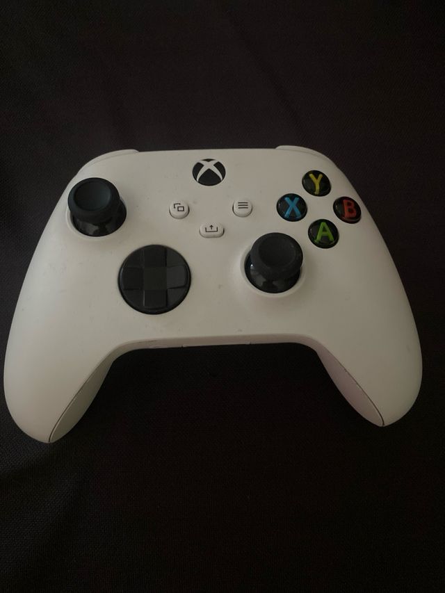 Xbox Serie S bianca con controller e cuffie