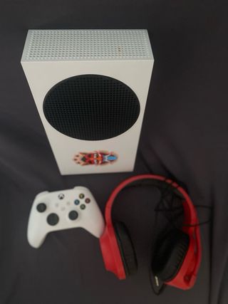 Xbox Serie S bianca con controller e cuffie