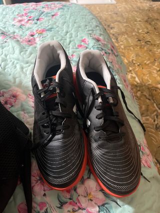 Zapatillas de fútbol sala negras y naranjas