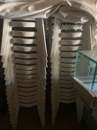 Sillas apilables blancas de plástico