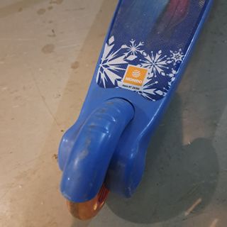 Patinete Frozen 3 ruedas niña.
