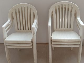 Sillas de plástico blancas