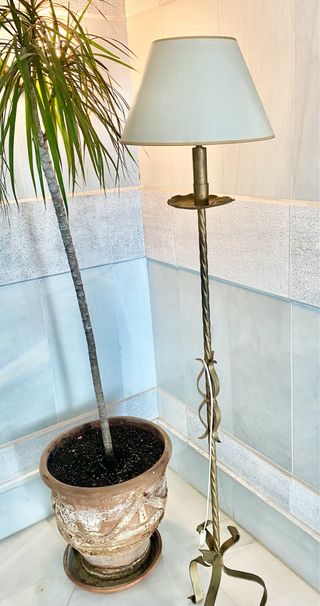 Lámpara de pie salón metal dorado