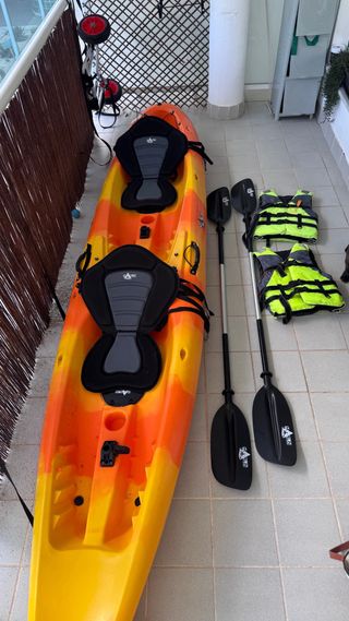 Kayak doble naranja y amarillo con accesorios