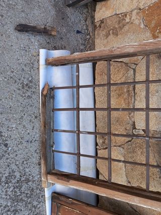 Ventana antigua con rejas de hierro