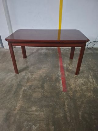 Mesa de comedor de madera