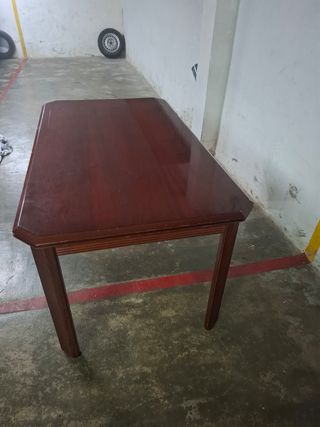 Mesa de comedor de madera