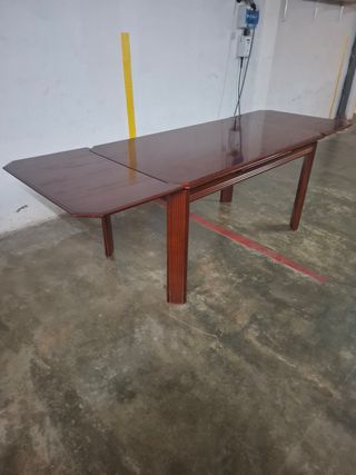 Mesa de comedor de madera