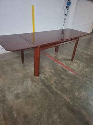 Mesa de comedor de madera