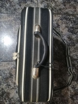Maleta negra con logo Italia y 2 cremalleras