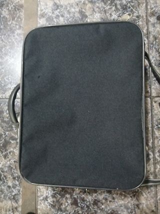 Maleta negra con logo Italia y 2 cremalleras
